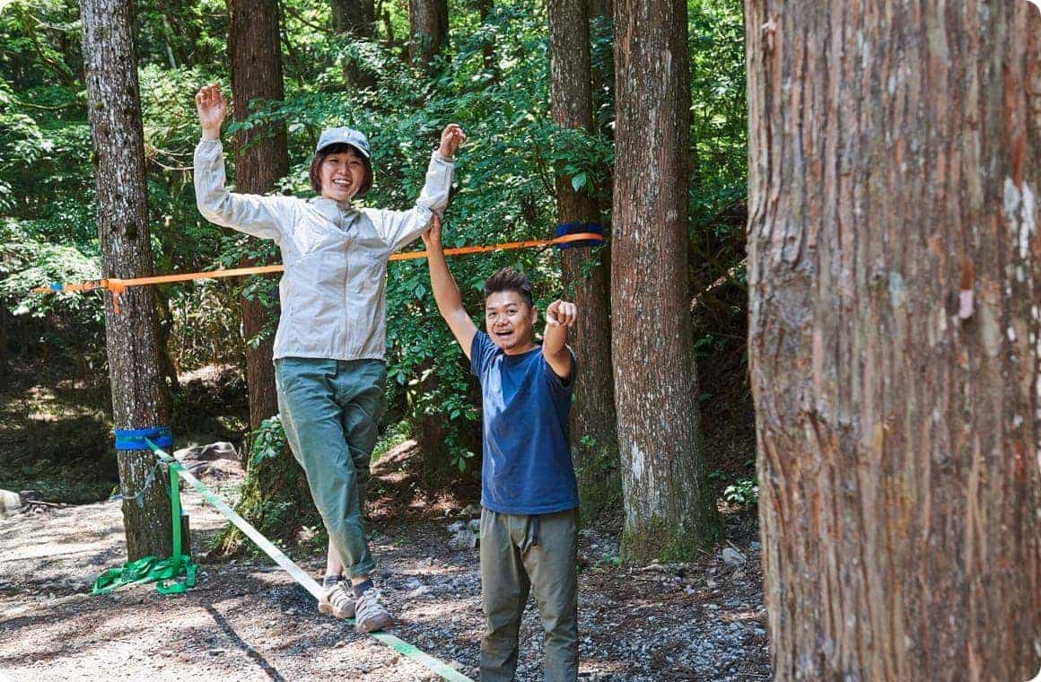 スラックラインをするこいしゆうかの画像