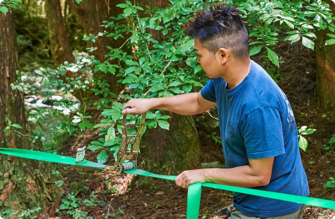 ラチェットを使ってラインにテンションをかける画像