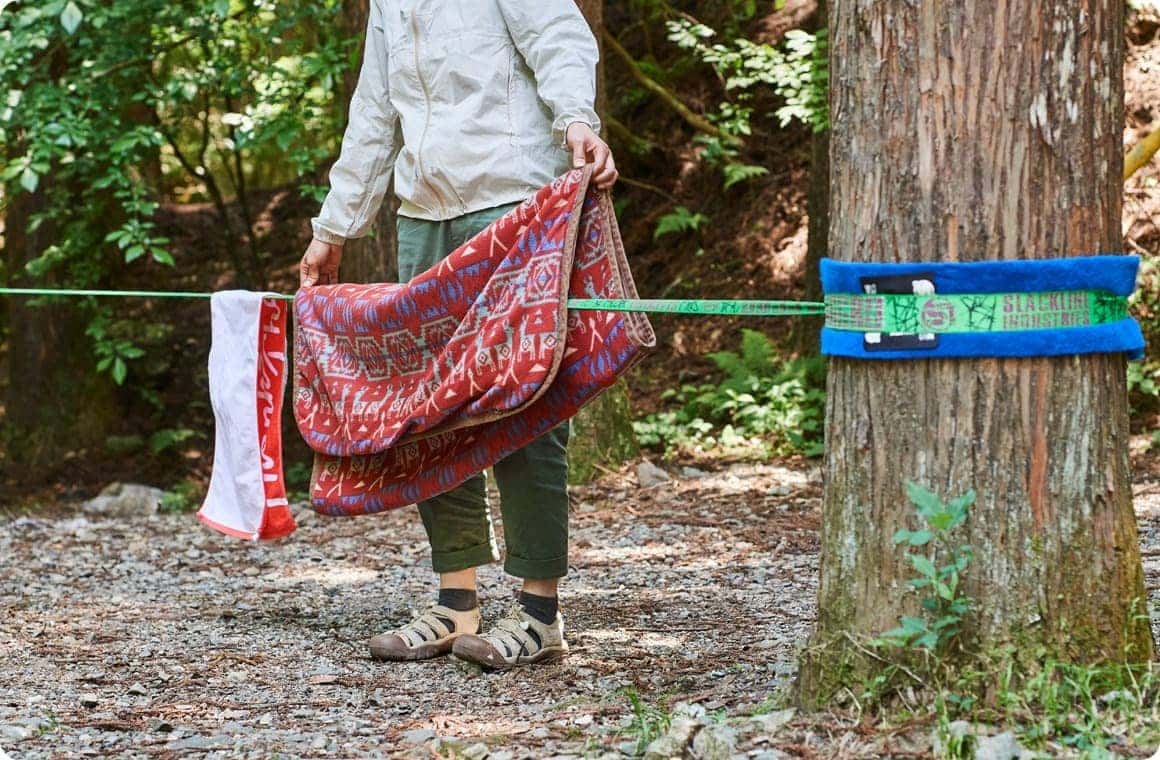 スラックラインにブランケットを干す画像