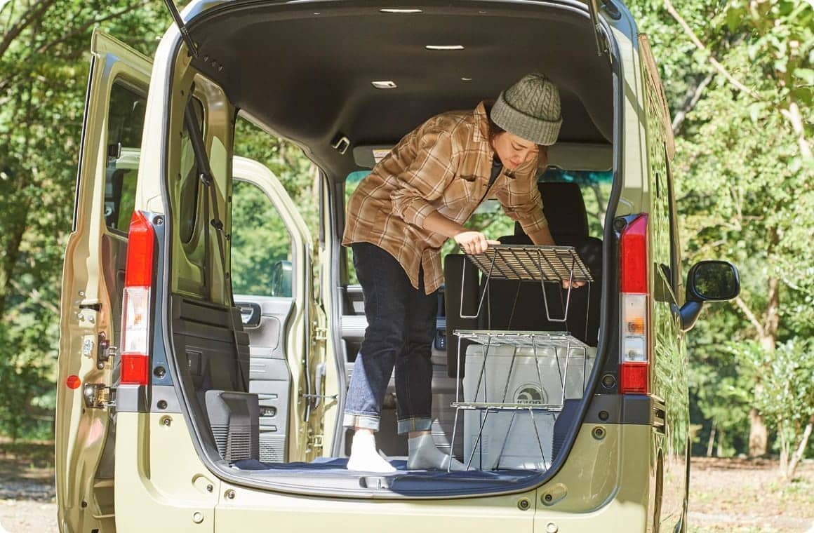 車内のセッティングをする風森さんの画像