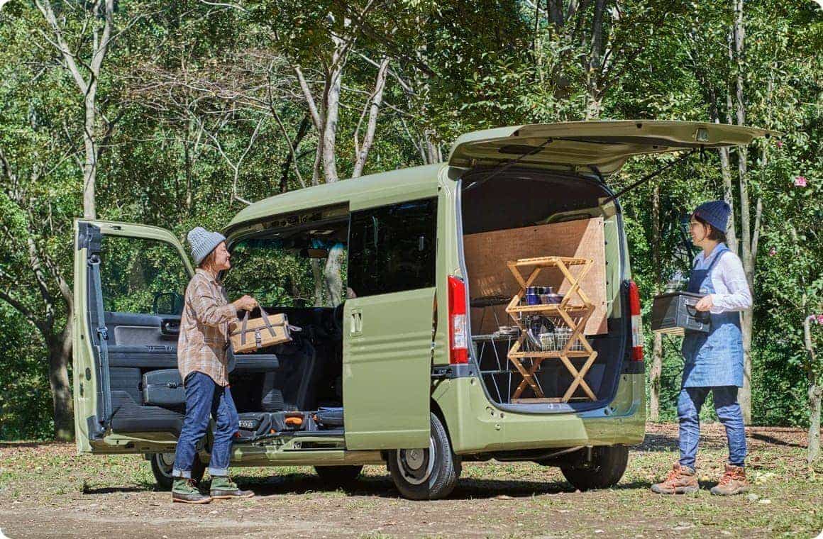 車内のセッティングをする風森さんとこいしゆうかの画像