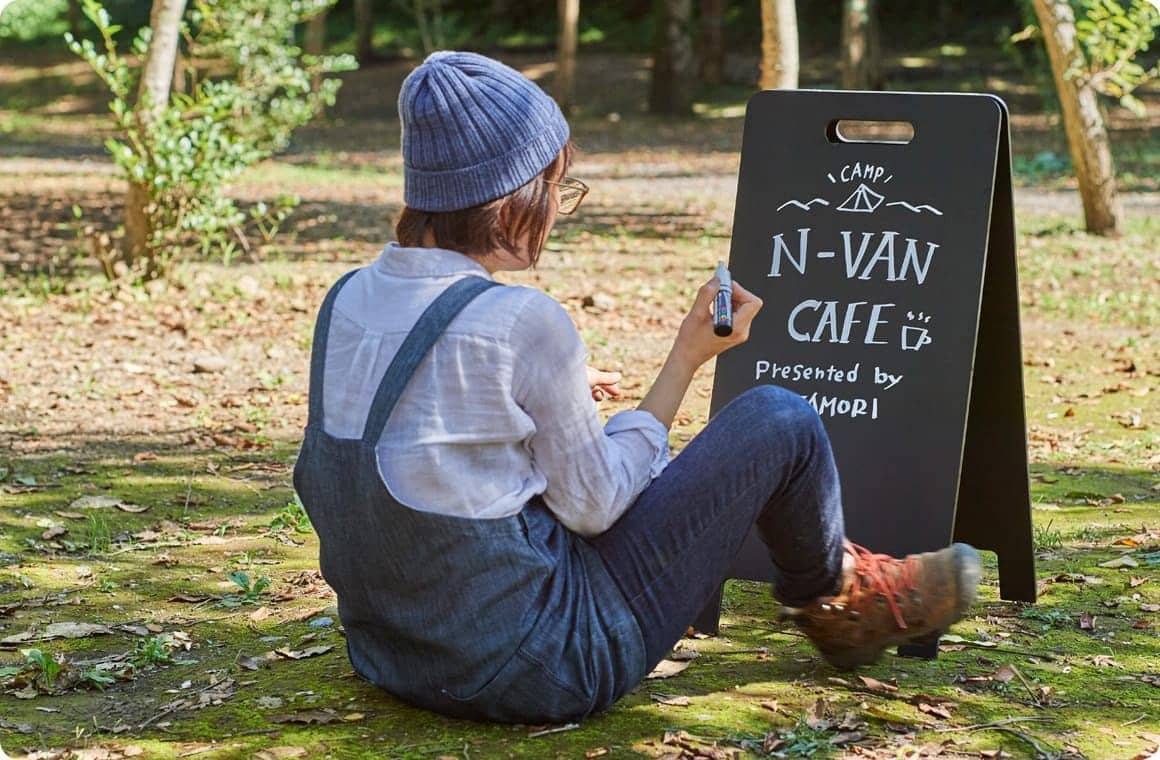 看板に装飾する風森さんの画像