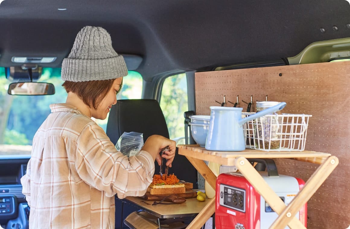 車内で調理する風森さんの画像