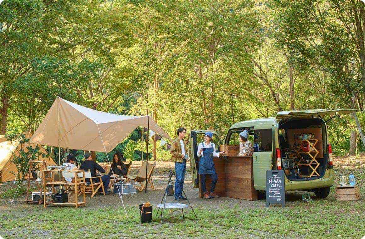 サイトでキャンプを楽しむ人々の画像