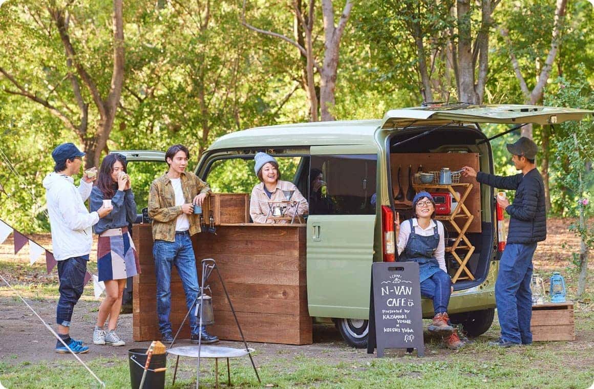 N-VANカフェに集まって談笑する人々の画像