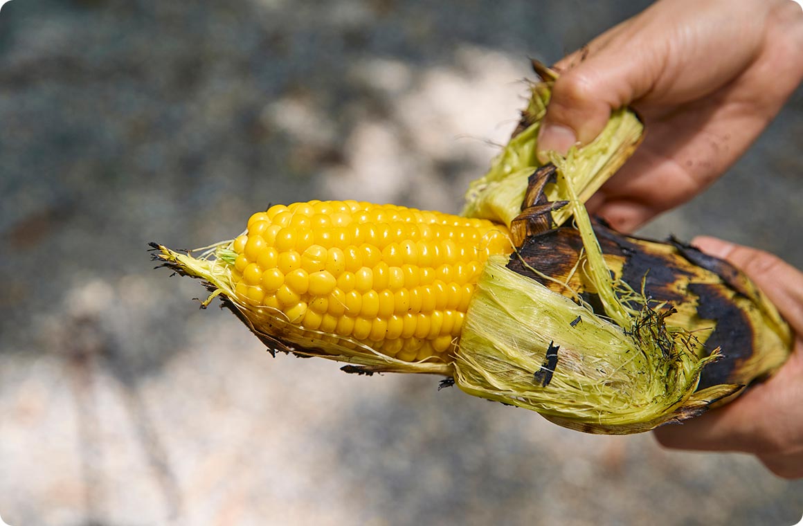 直火で焼いたとうもろこしの画像