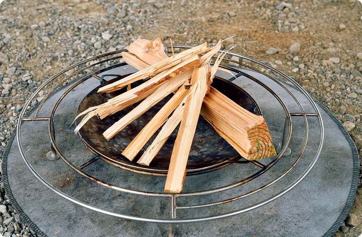 薪の組み方や火つけも揃える