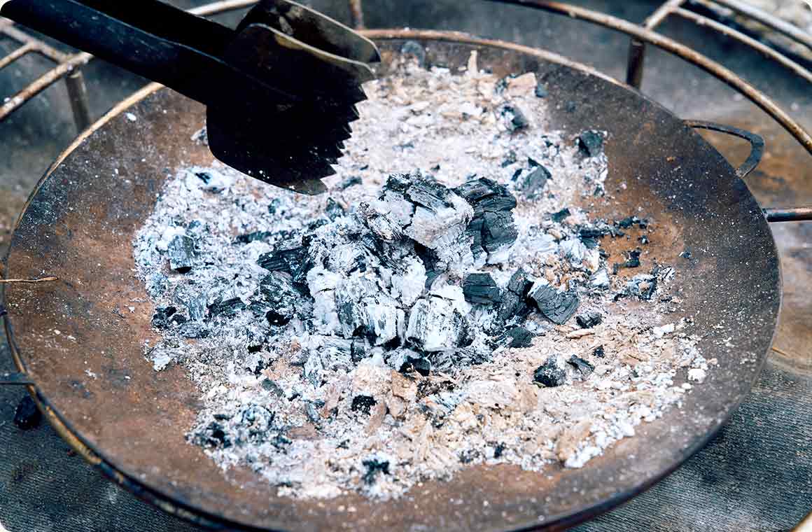 細かな炭を灰まで燃やすコツ