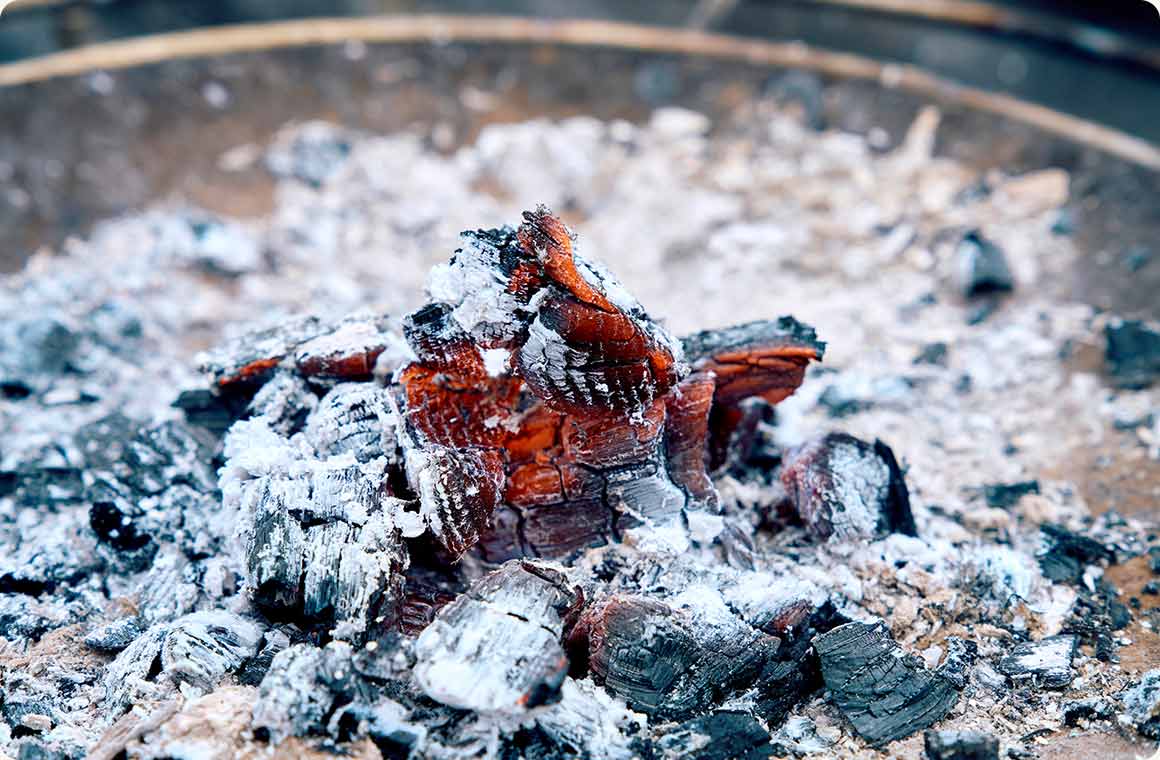 温度が上がるとメラメラと赤く光って燃焼が進みます