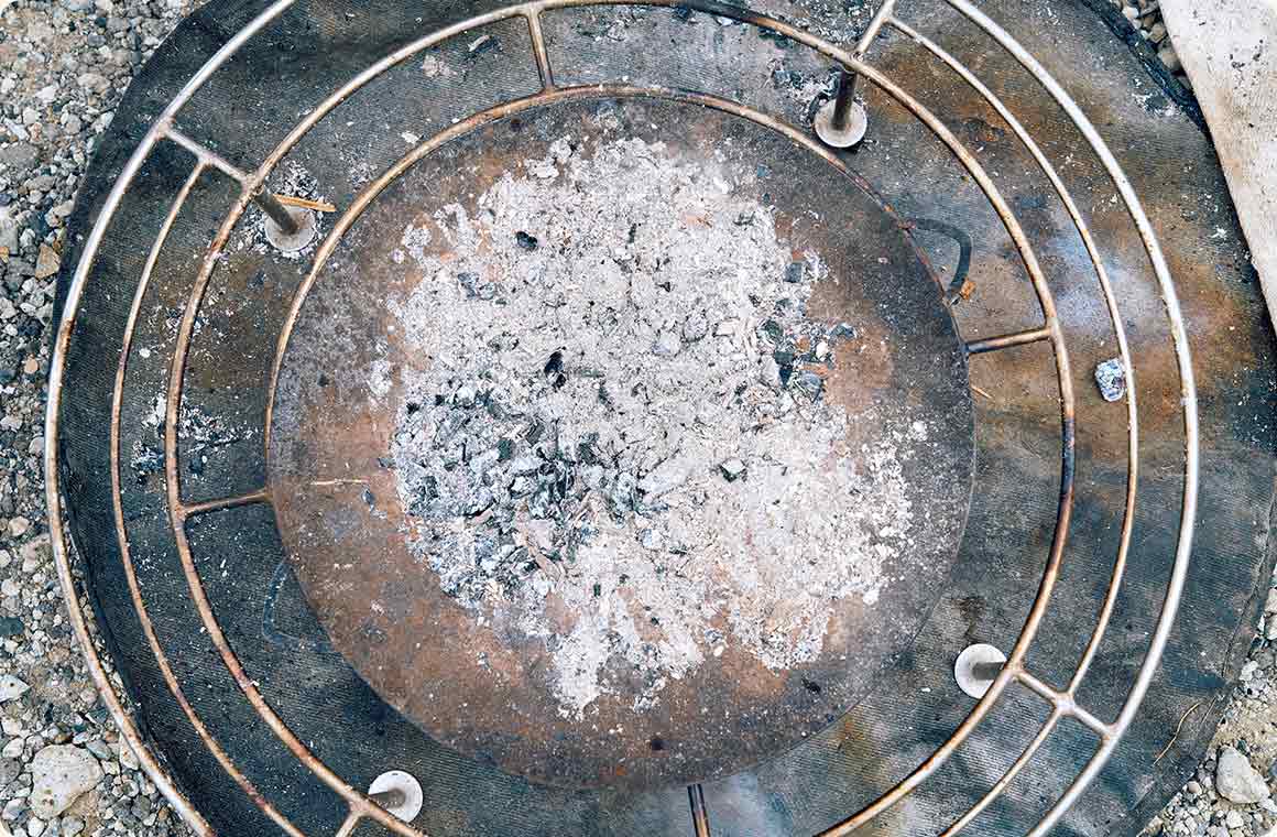 約2kgの薪が真っ白な灰に