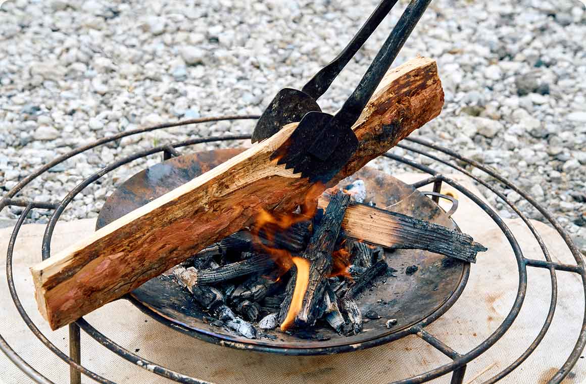 薪の皮面を下にしてくべる