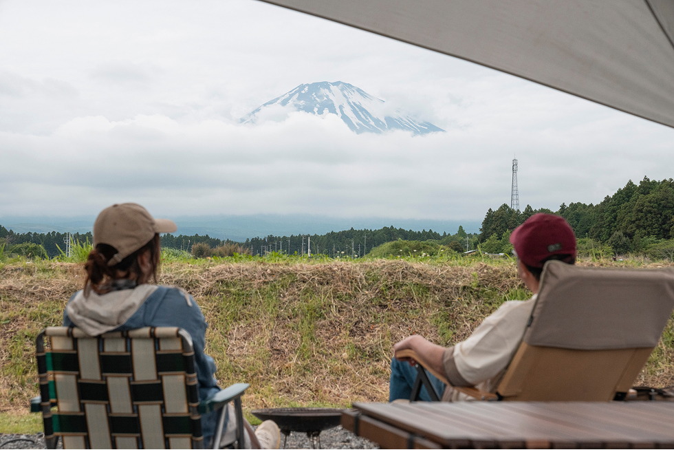 タープの下で過ごすこいしゆうかと稲垣朝則さんの画像