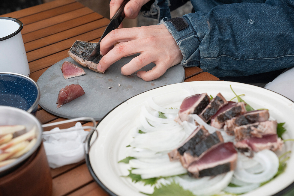 薬味を準備しつつ、大葉とスライスした玉ねぎの上にカツオをのせ、しらす丼を準備