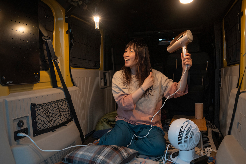 ドライヤーで髪を乾かすこいしゆうか