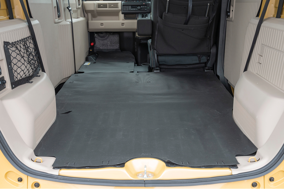 車内をフラットにした車の画像