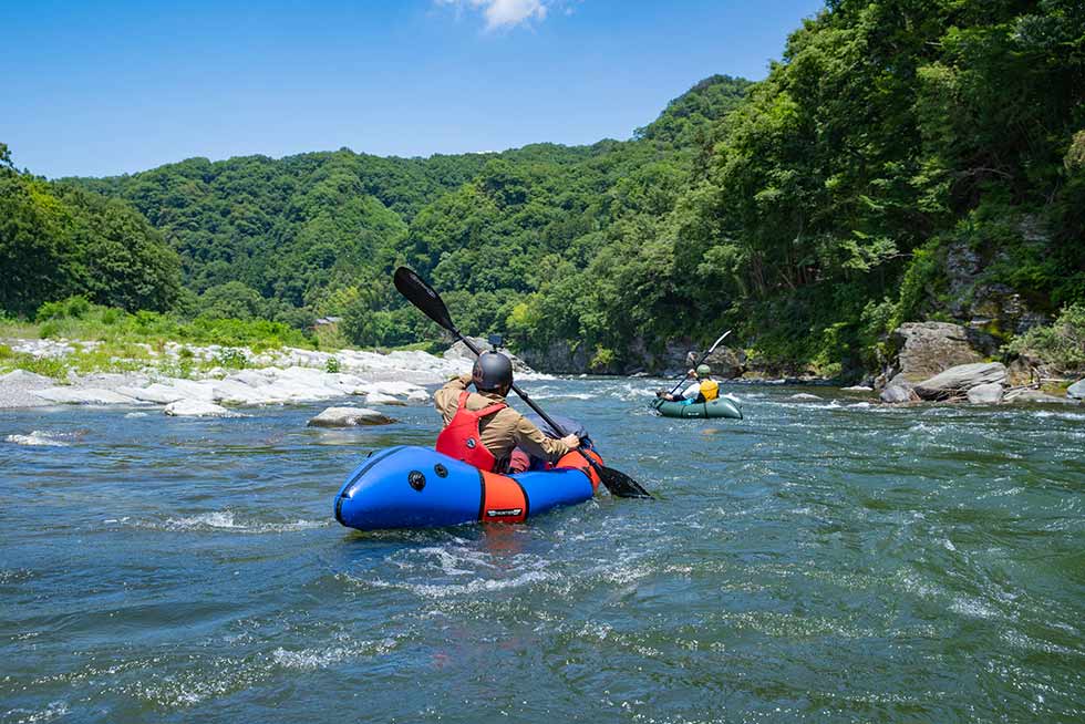 くだれ、激流！ 川の流れを読み、 自分が見定めたルートを迷わず漕ぎ進める。