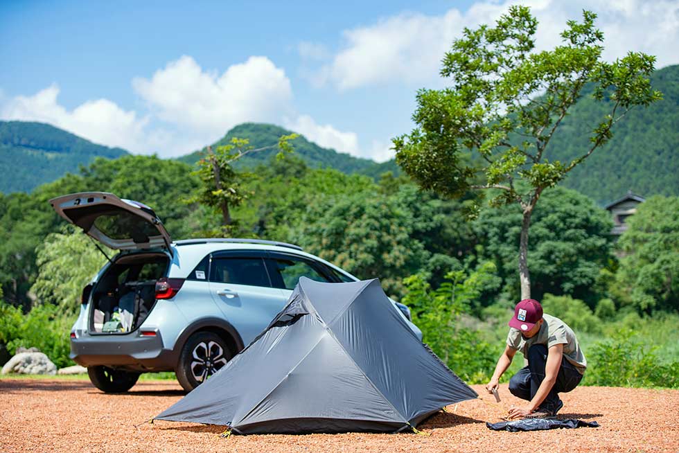 テントを設営し、川の上流へ。