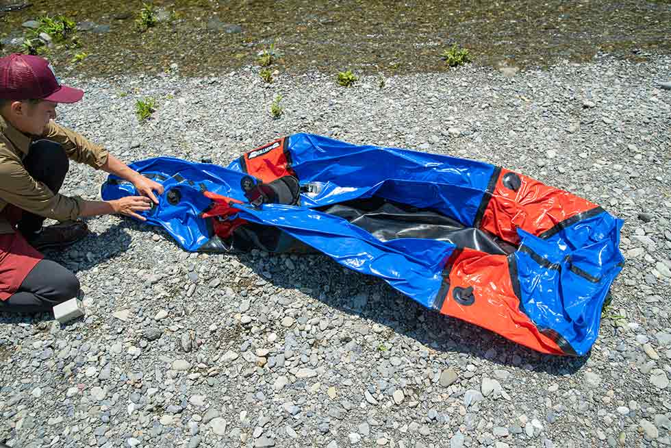 河原に着くなり船の準備に取り掛かる