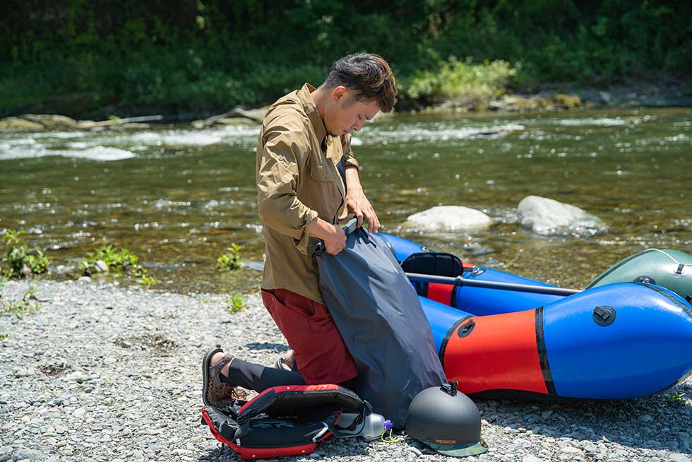 背負ってきたバックパックやファーストエイドキットなどは、防水バッグの中に入れてデッキの先端にくくりつける
