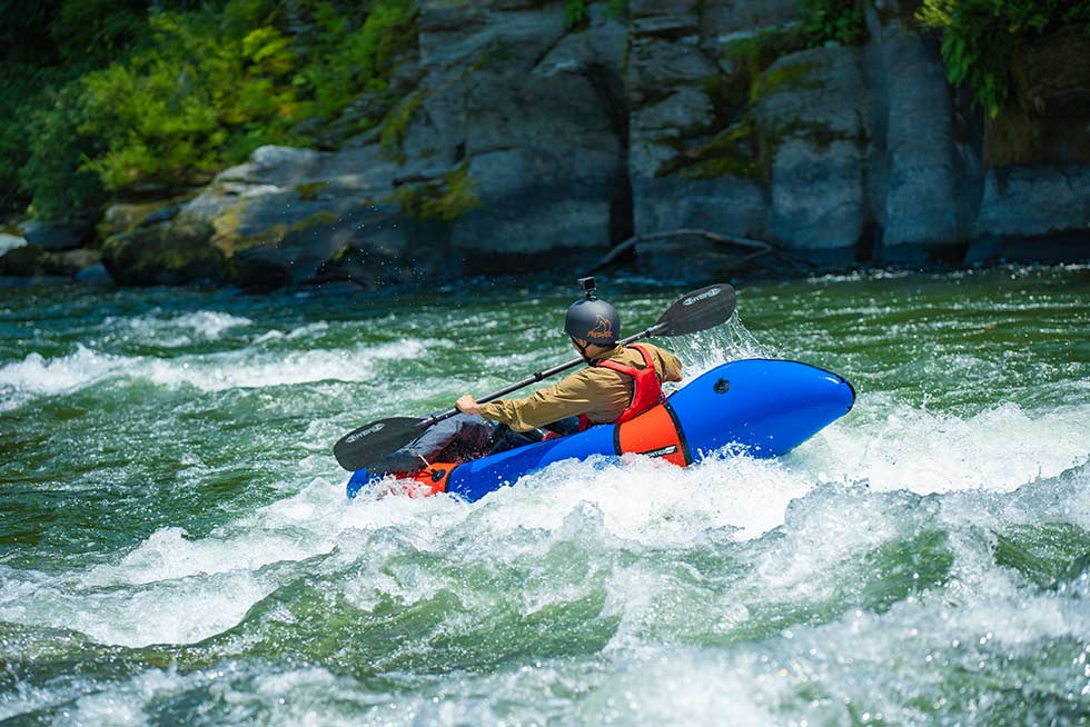 水が内側に入ってきたときに自動排水用の穴があるセルフベイラー式。水を船外へ出す手間がなく、このような水しぶきの激しい川を下るのに適したモデル