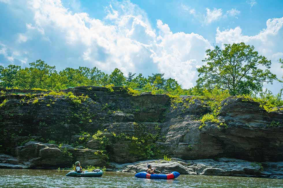 風光明媚な長瀞の岩畳を川から眺める