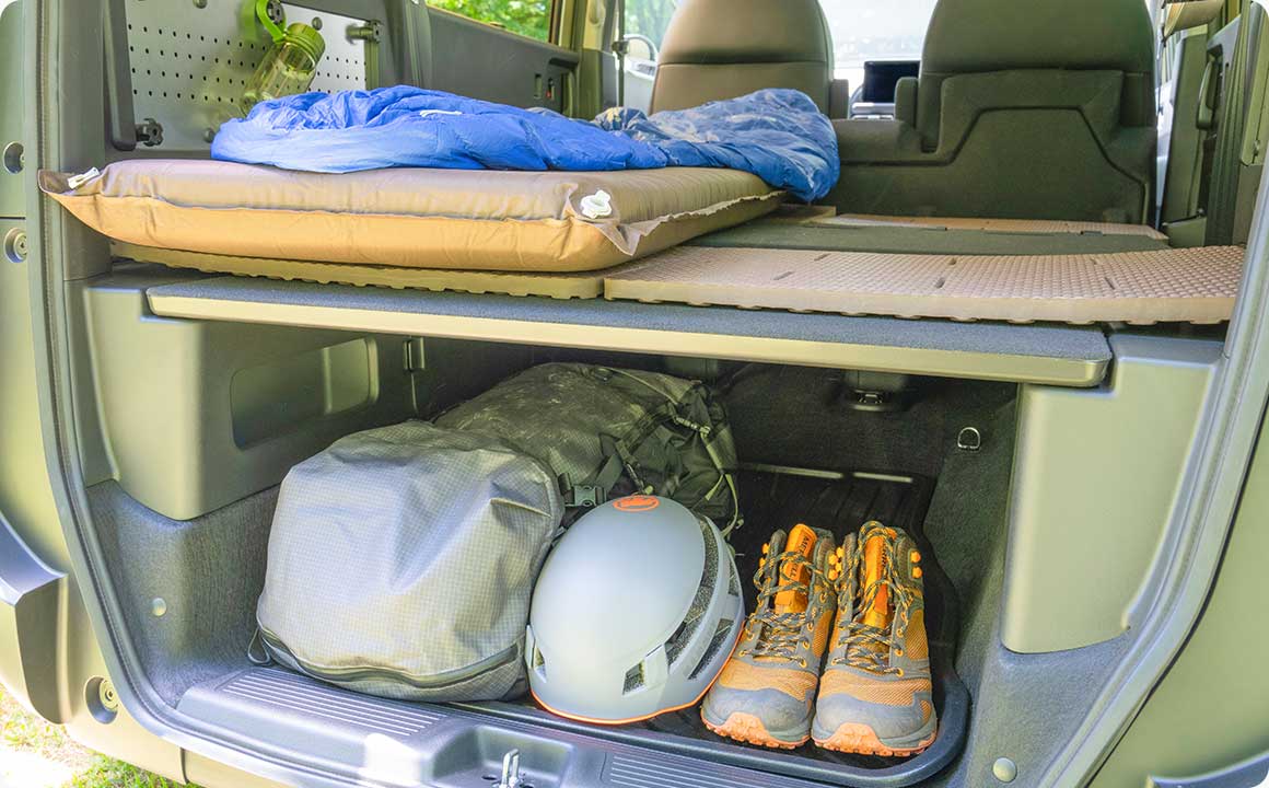 車中泊の際は、下段の収納スペースを 床下収納として活用できる！