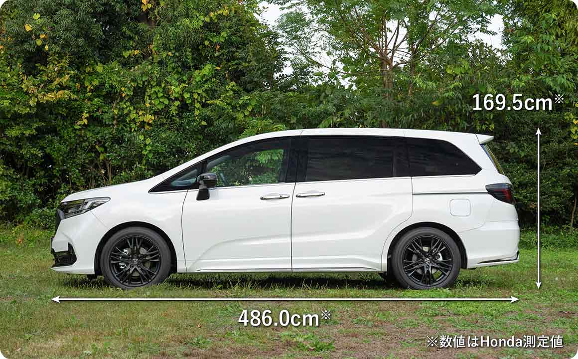 オデッセイにカーサイドタープを装着すれば、車内を寝床に、カーサイドタープの下をリビングにするスタイルが実現できる