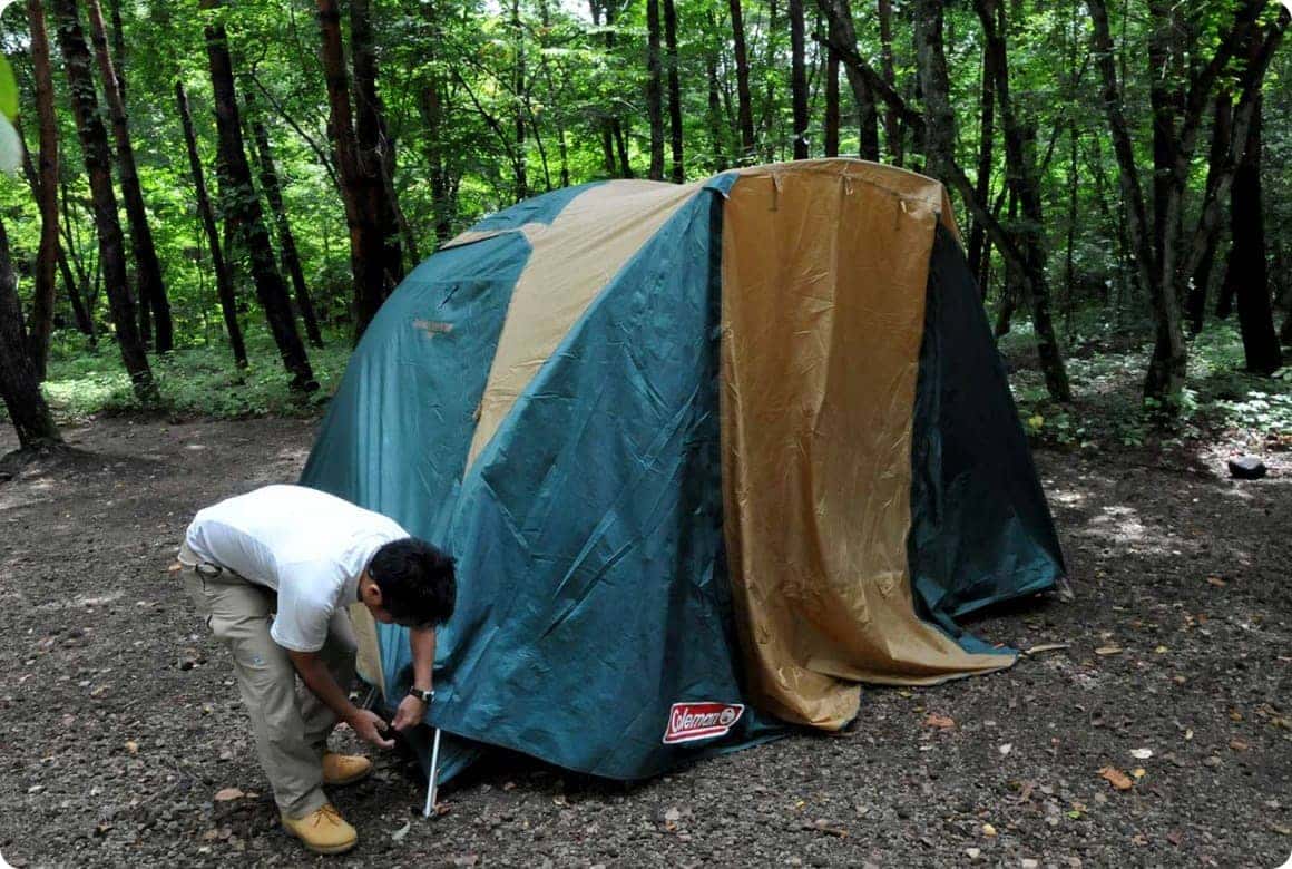 フライをかける（裏にベルクロがあるものは忘れずに）