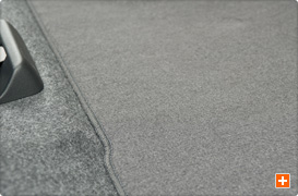 Honda純正カーアクセサリーのフロアカーペットマット（スタンダードタイプ）のダークベージュを装着してみました。荷室同様にこまめなお掃除をオススメします。
