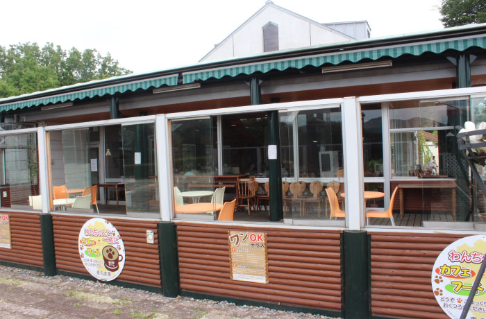 「村の食堂・畑の台所 麦の楽園」のテラスはわんこ同伴OK！