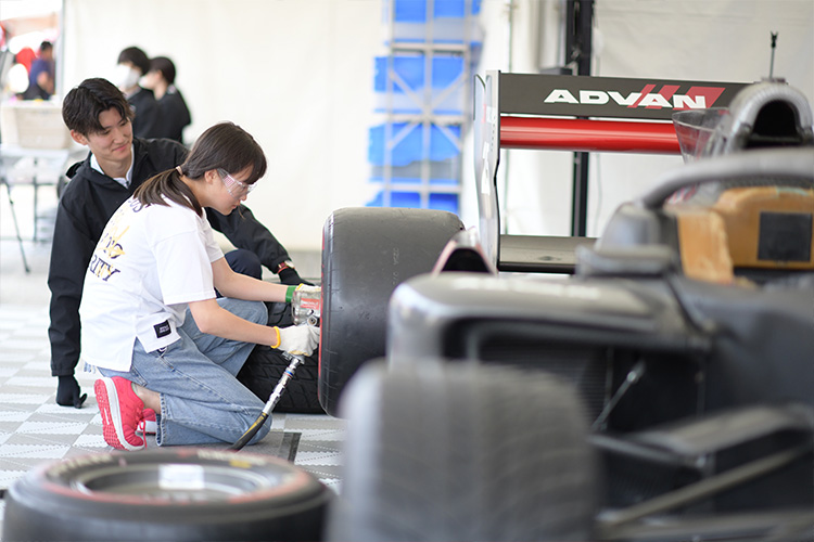 画像：SUPER FORMULAタイヤ交換チャレンジ