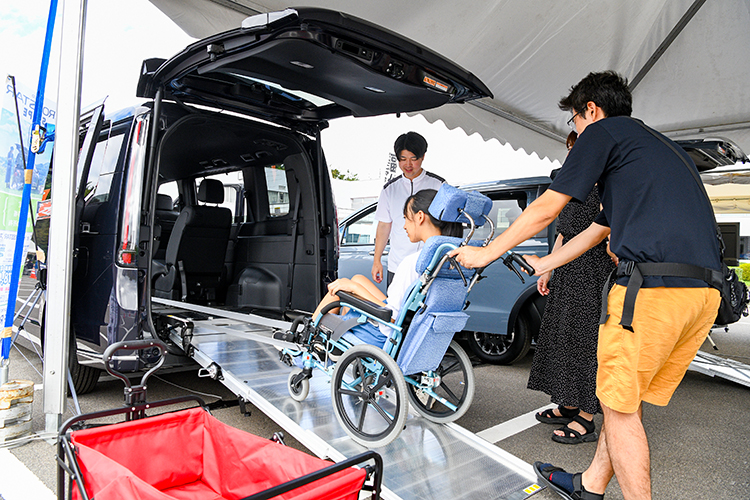 画像：スロープ車両体験