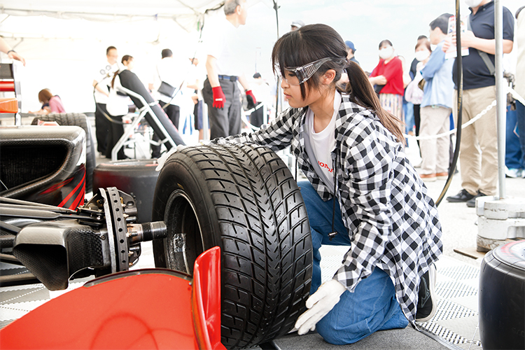 画像：SUPER FORMULAタイヤ交換チャレンジ