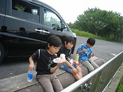 �������E���B