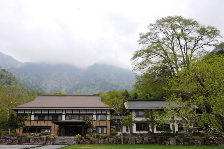 湖畔の一軒宿『丸沼温泉 環湖荘』（℡0278-58-2002）。入漁券の購入やボートの受け付けはこちらで。源泉かけ流しの温泉も魅力