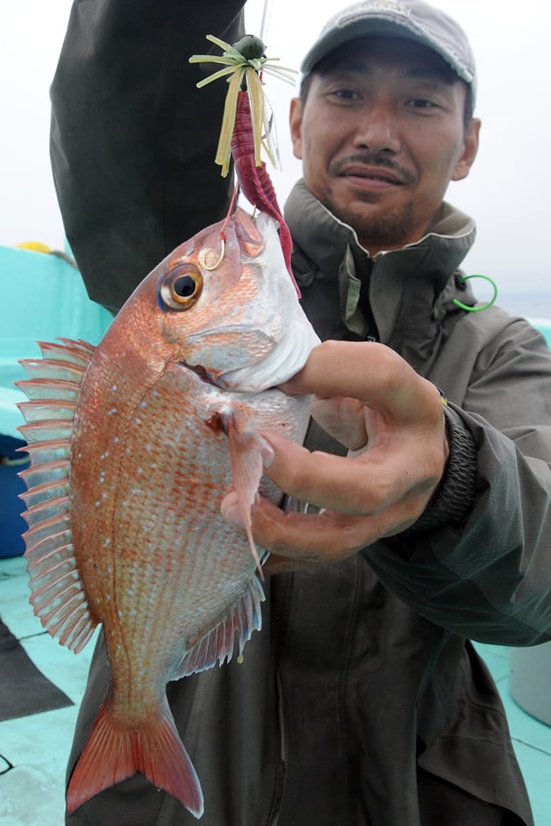 ラバージグにセットしたスイムシュリンプにヒット。市販のひとつテンヤで挑戦するもよし、ラバージグにアシストフックを付けて挑むもよし