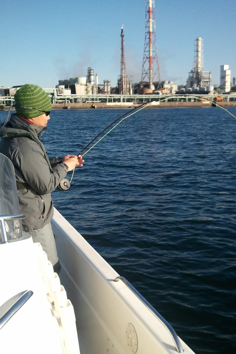 ヒットの直後から高番手のシングルハンド・ロッドが曲がる。スピーディーな動きをする青物の連続ヒットは、シーバスともまた違った楽しさがある