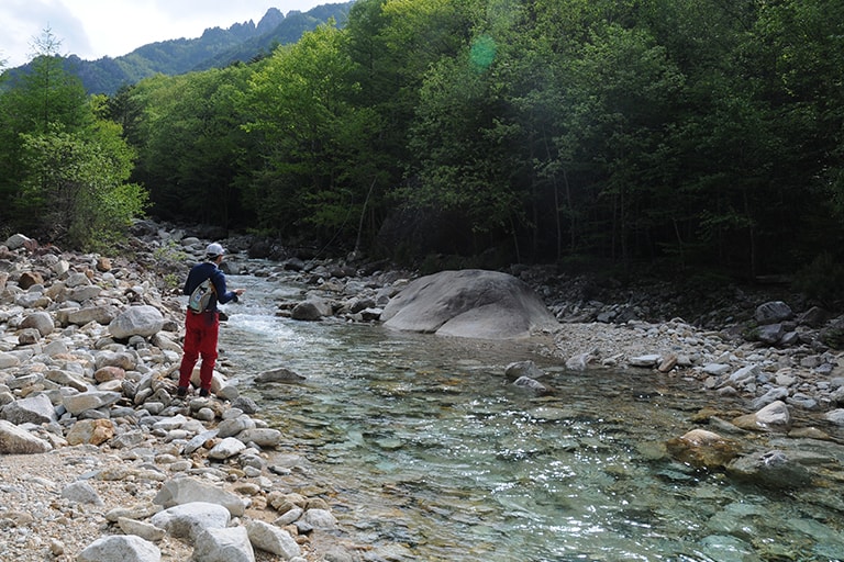 金峰山荘よりも下流に降ると、比較的平らで開けた流れの区間になる。こういった場所では流れのヒラキに魚が付いていることも