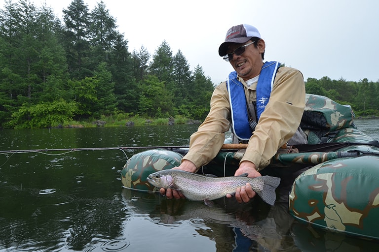 八千穂レイクは釣れるニジマスのコンディションがよい。数が多いのは40～50cmクラスだが、60cmオーバーもしばしば釣られている