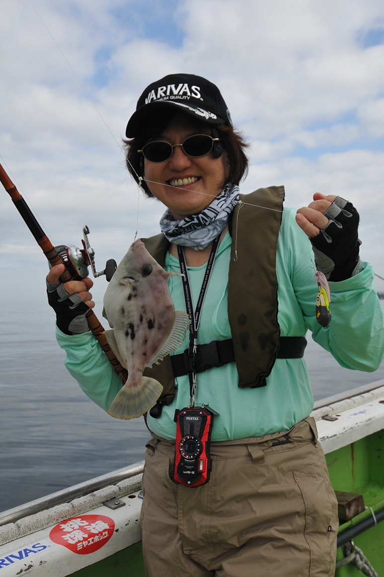 カワハギは手軽に楽しめるとあって女性にも人気