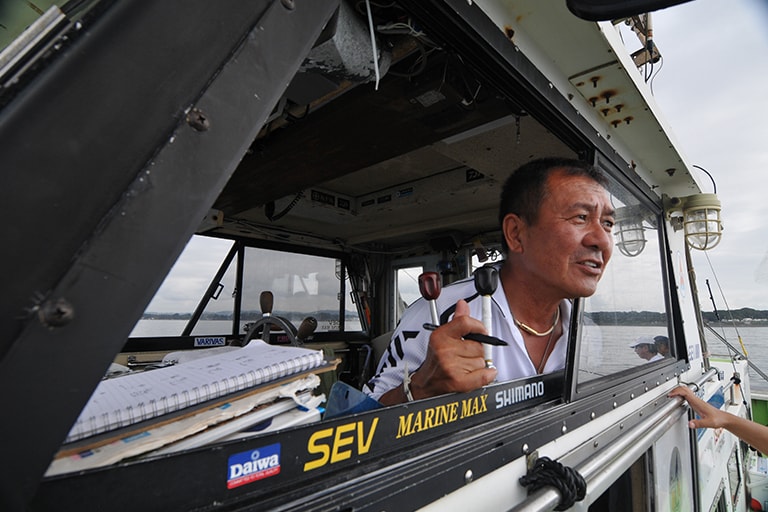 丸十丸の名物船長、小菅 裕二さん。とても気さくでビギナーには丁寧に教えてくれる