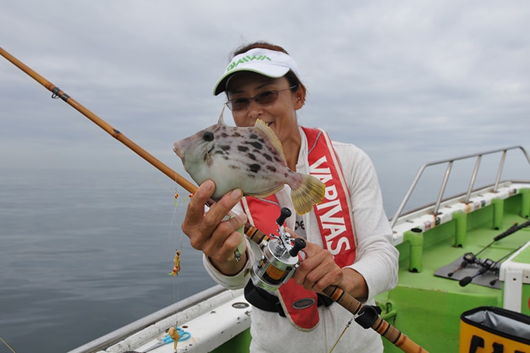 丸十丸のおかみさんも大のカワハギフリーク