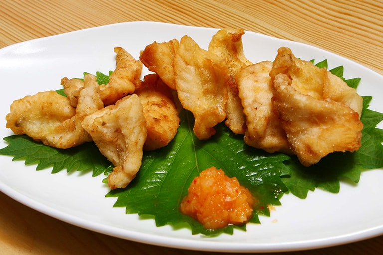 くせのない上品な白身は、刺身でもよし、焼いてもよし、煮てもよし、揚げてもよし。空揚げは特にお子さんにオススメ