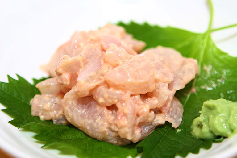 刺身と肝を和えた肝和え。カワハギ料理といえば、なんといってもコレ。一度食べたら病みつきになること請け合いです