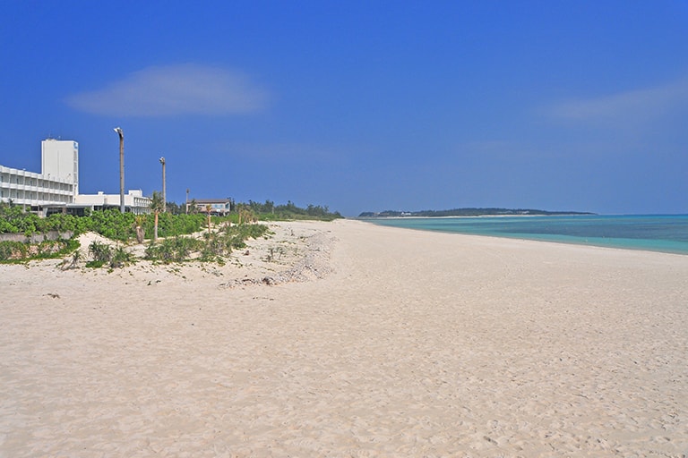 目の前は日本渚百選に選ばれたイーフビーチ。ここが海水浴客で賑わう前が釣り人にとってねらい目である