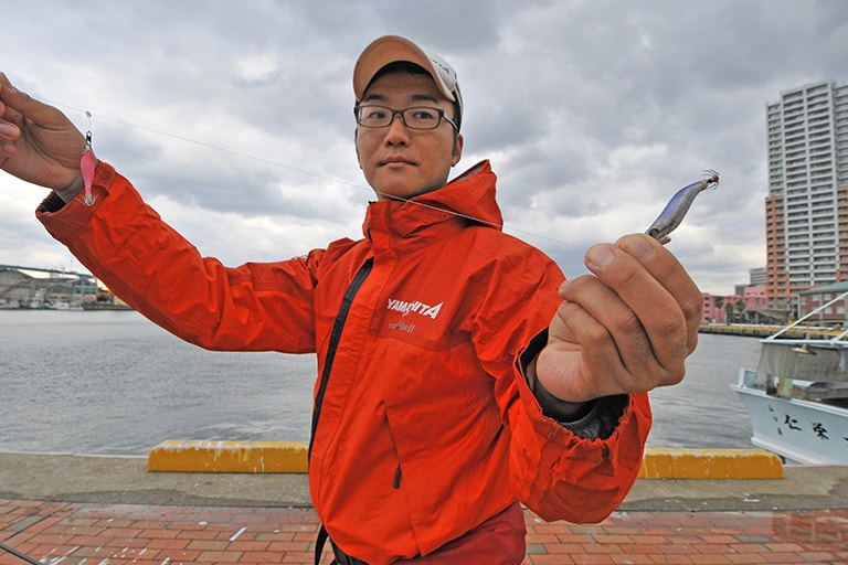 回転ビーズ、枝ス、スナップなどがセットされた完成仕掛けを使うと便利。下にセットした餌木がナチュラルにフォールすると、それに引っ張られてスッテも沈んでいく。餌木とスッテのカラーは、最初はナチュラル系とアピール系を組み合わせ、どちらによく反応するか確かめたのち、統一していく方法が一般的