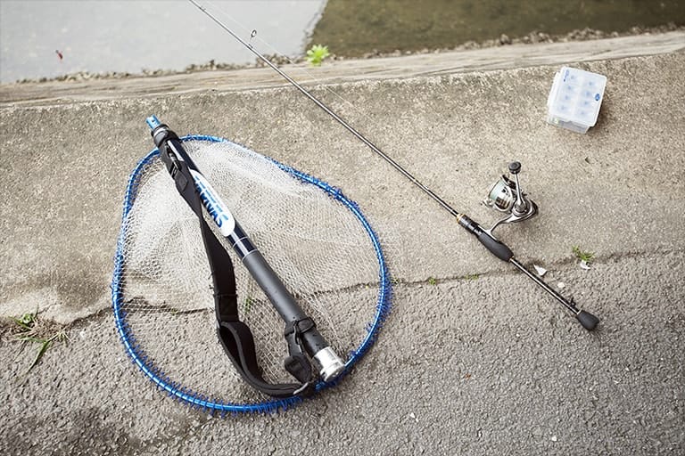 装備はいたってシンプル。ジグヘッド各種とワームはヒップバッグやショルダーバッグに収納。ロッドは7～8ftのティップに張りのあるアジングロッドが適しているほかバスロッドやメバルロッドも使える。ラインはPE0.4～0.5号、リーダーはフロロカーボン4～5Lb。ラインが細く足場が高いのでランディングネットは必需品