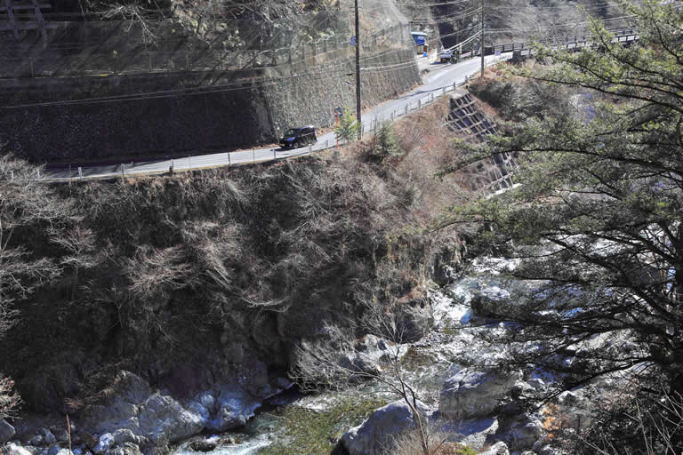 秩父多摩甲斐国立公園のなかに位置しており、四季折々の景観が楽しめます。JR奥多摩駅からのアクセスがよいのも人気の理由