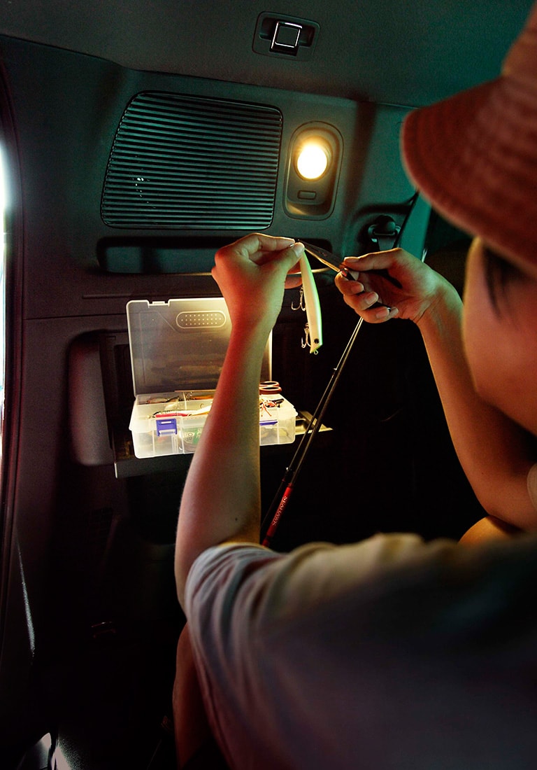 クルマの中でルアーフックを交換。