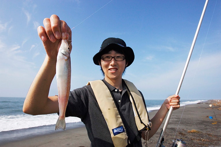 ようやく釣れた嬉しい1匹。状況がよければ数釣りが楽しめるシロギスだが、この日は濁りのせいか食いが渋かった